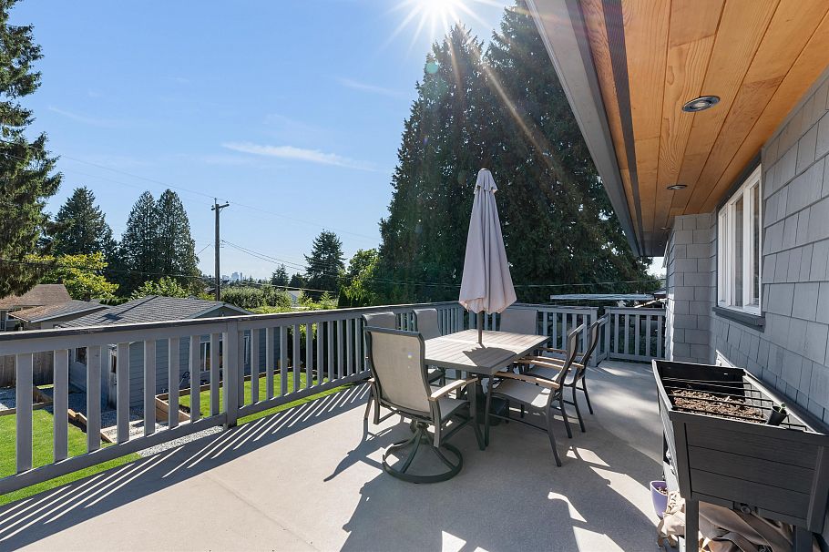409 W 27th Street North Vancouver, BC - 20
