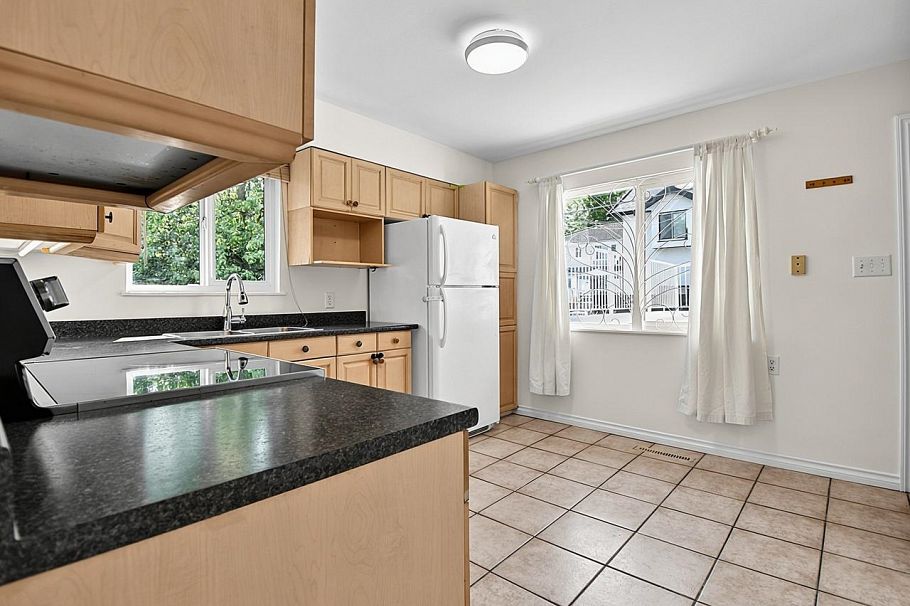 2216 E 41st Avenue Vancouver, BC - 26