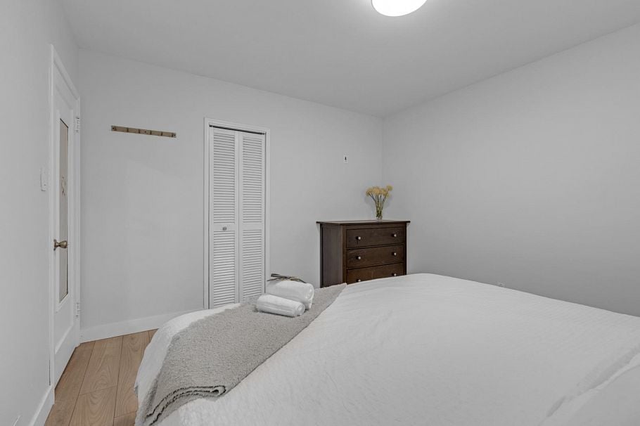 409 W 27th Street North Vancouver, BC - 25