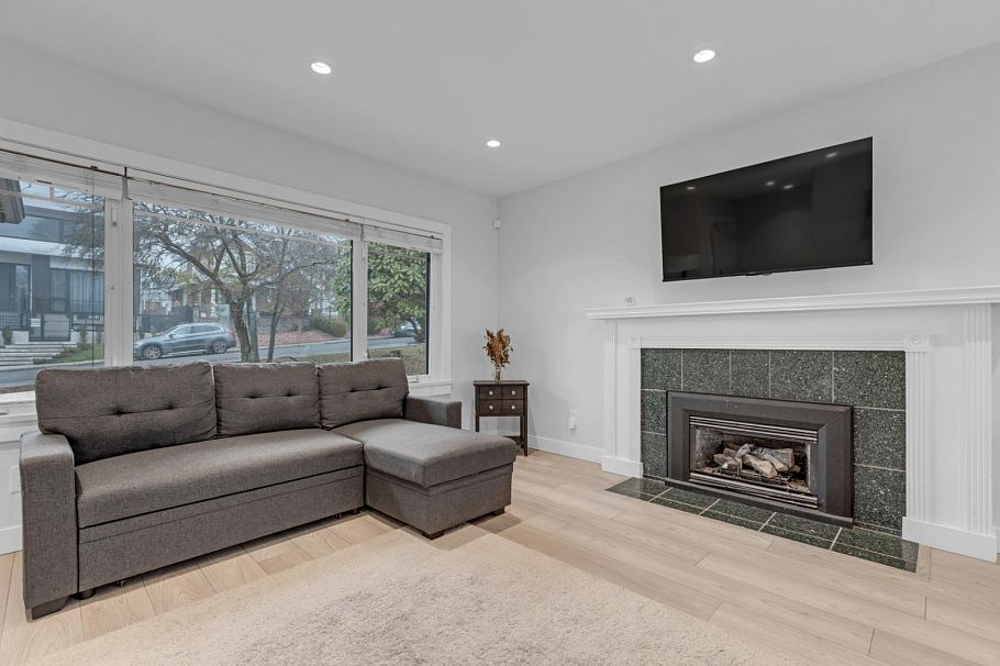 409 W 27th Street North Vancouver, BC - 8