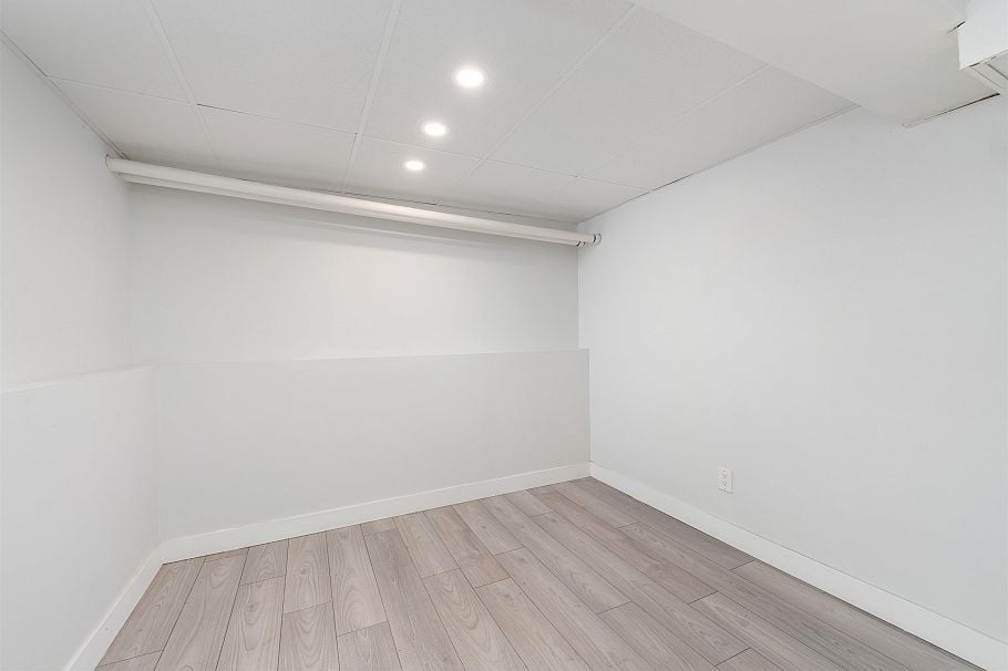 409 W 27th Street North Vancouver, BC - 32