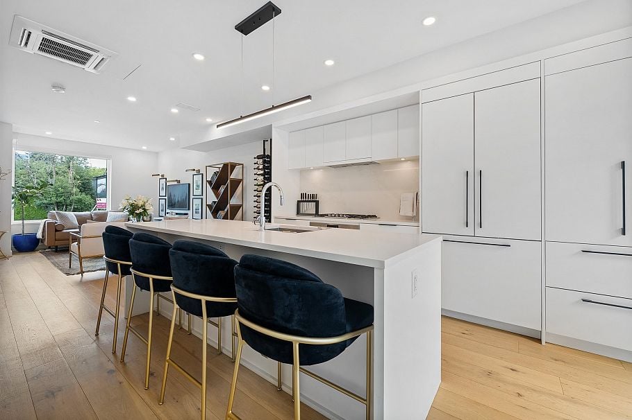 207 649 E 3 Street North Vancouver, BC - 1