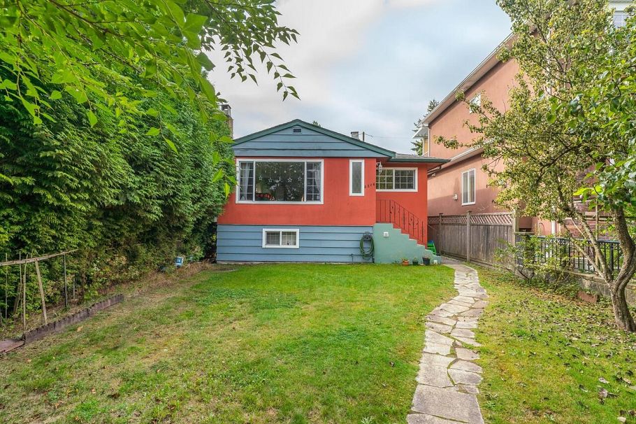 2216 E 41st Avenue Vancouver, BC - 32