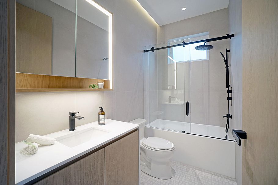 1 4634 W 15th Avenue Vancouver, BC - 5