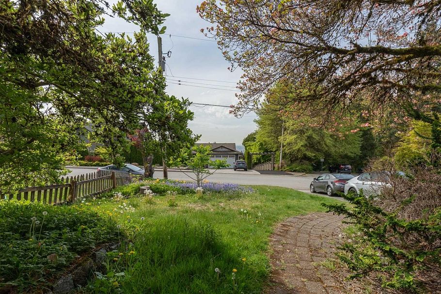 164 E Carisbrooke Road North Vancouver, BC - 3