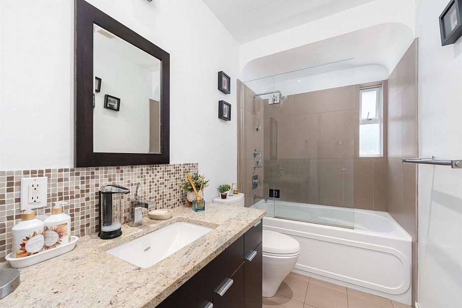 409 W 27th Street North Vancouver, BC - 28