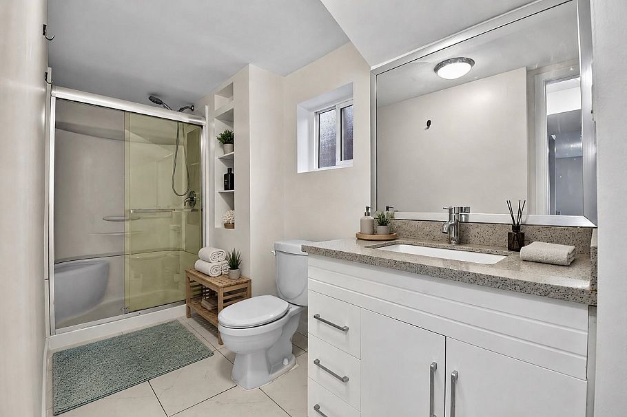 2216 E 41st Avenue Vancouver, BC - 9