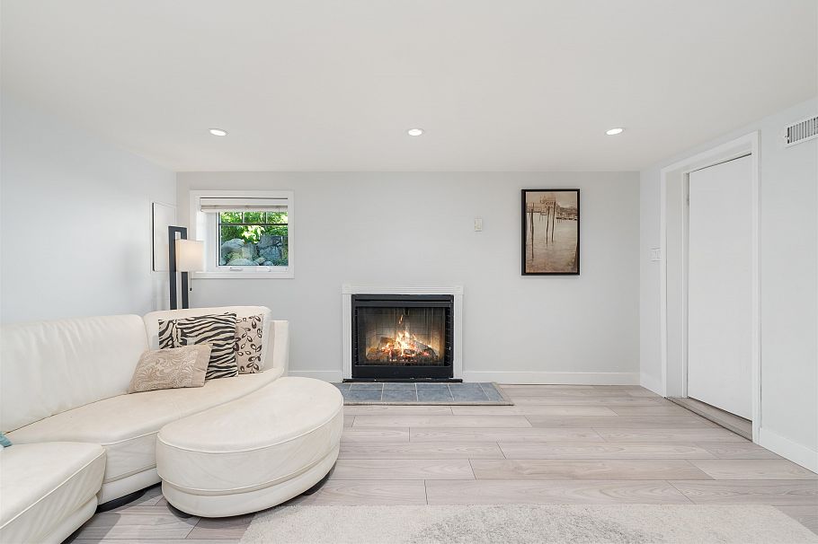 409 W 27th Street North Vancouver, BC - 30