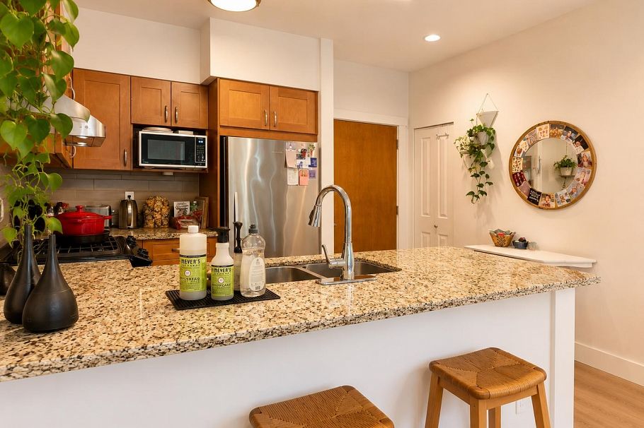 318 1111 E 27th Street North Vancouver, BC - 3