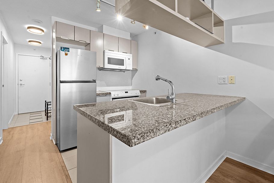 705 1082 Seymour Street Vancouver, BC - 1