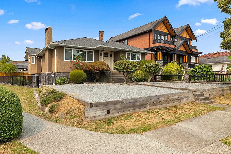 2515 E 45th Avenue Vancouver, BC - 1