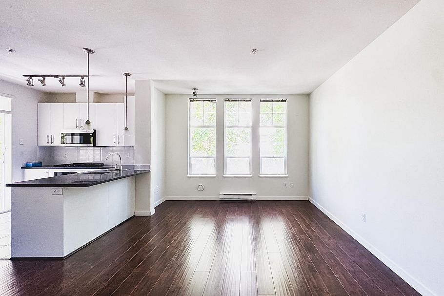 210 3651 Foster Avenue Vancouver, BC - 4