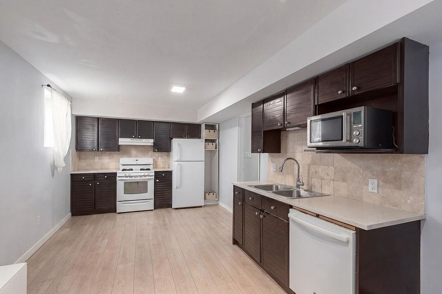164 E Carisbrooke Road North Vancouver, BC - 17
