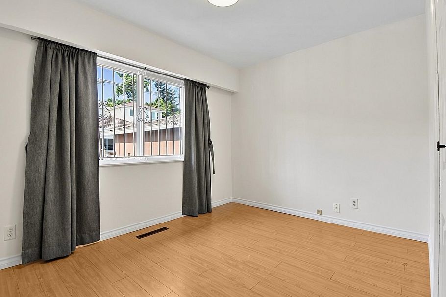 2216 E 41st Avenue Vancouver, BC - 21