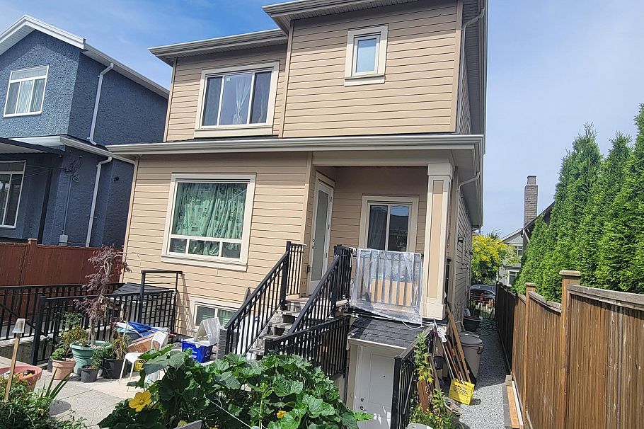 2962 Kitchener Street Vancouver, BC - 11