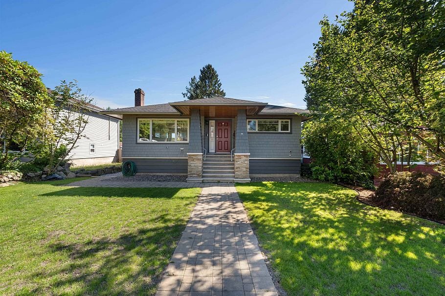 409 W 27th Street North Vancouver, BC - 1