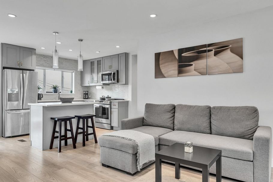 409 W 27th Street North Vancouver, BC - 15