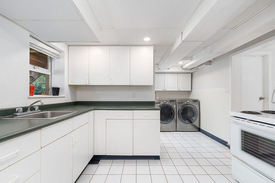 409 W 27th Street North Vancouver, BC - 37