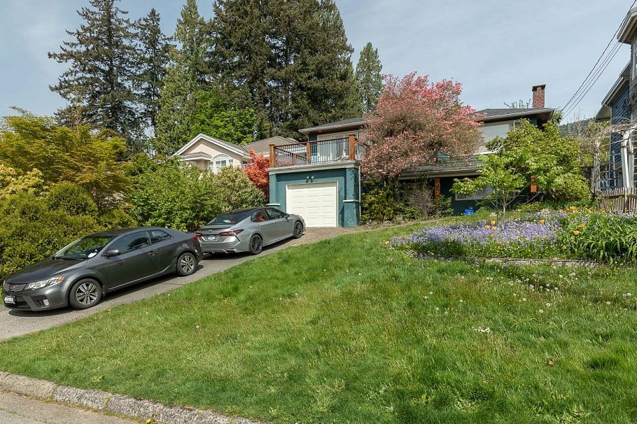 164 E Carisbrooke Road North Vancouver, BC - 2