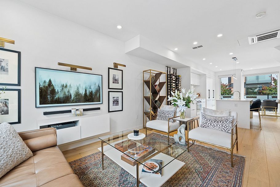 207 649 E 3 Street North Vancouver, BC - 2