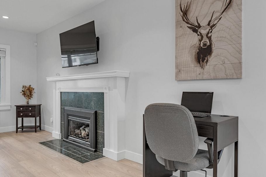 409 W 27th Street North Vancouver, BC - 9