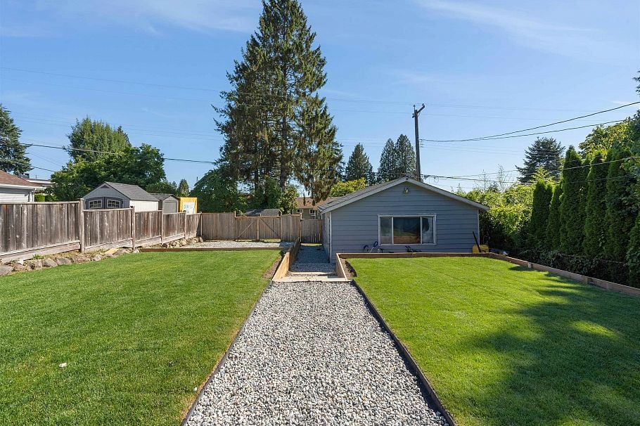 409 W 27th Street North Vancouver, BC - 39