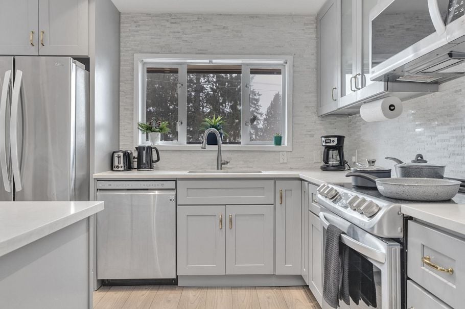 409 W 27th Street North Vancouver, BC - 18