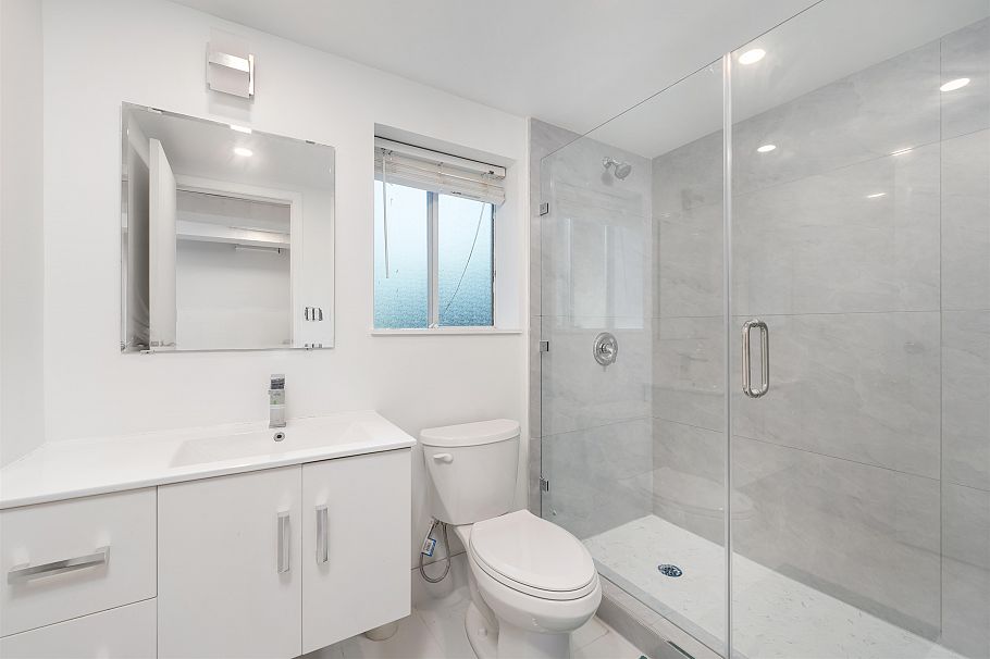 409 W 27th Street North Vancouver, BC - 34