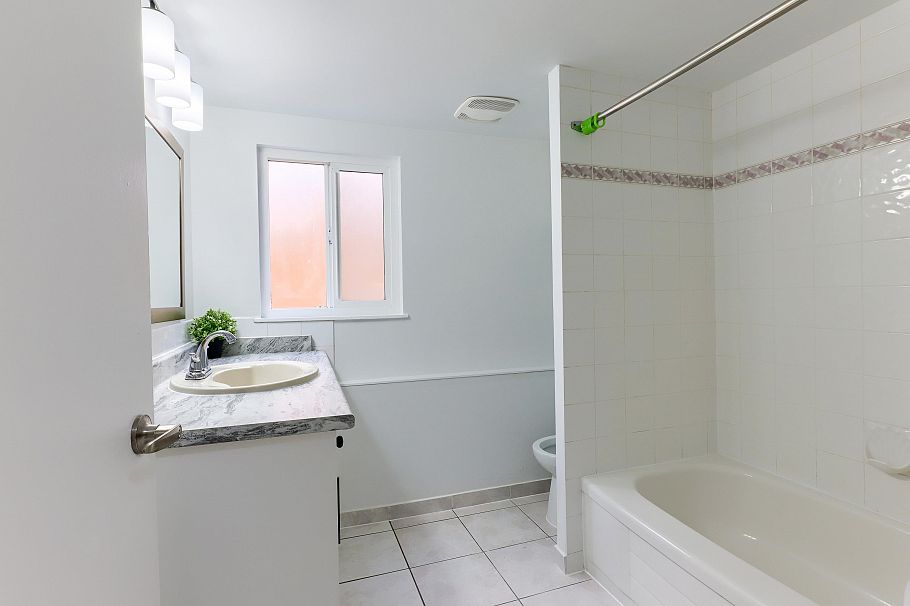 1743 E 49th Avenue Vancouver, BC - 14