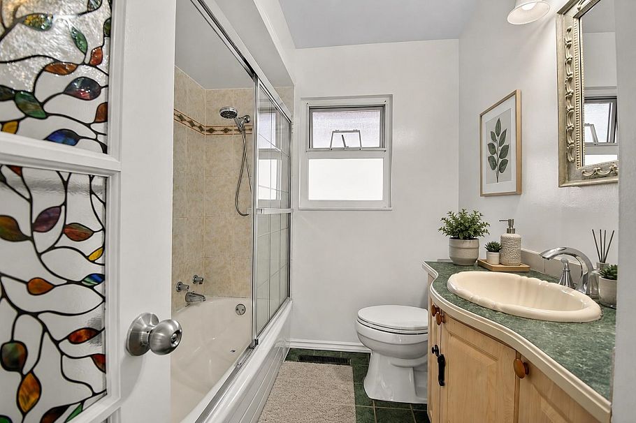 2216 E 41st Avenue Vancouver, BC - 22