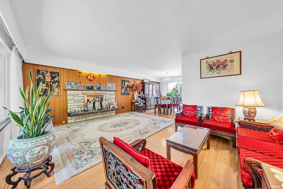 580 W 64th Avenue Vancouver, BC - 2