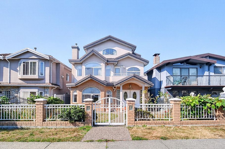 3423 E 24th Avenue Vancouver, BC - 2