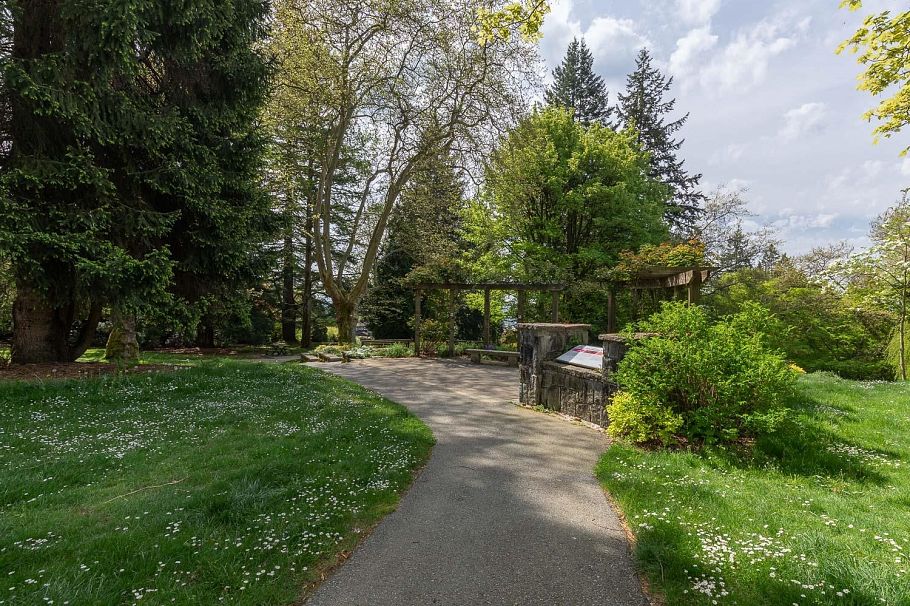 164 E Carisbrooke Road North Vancouver, BC - 24