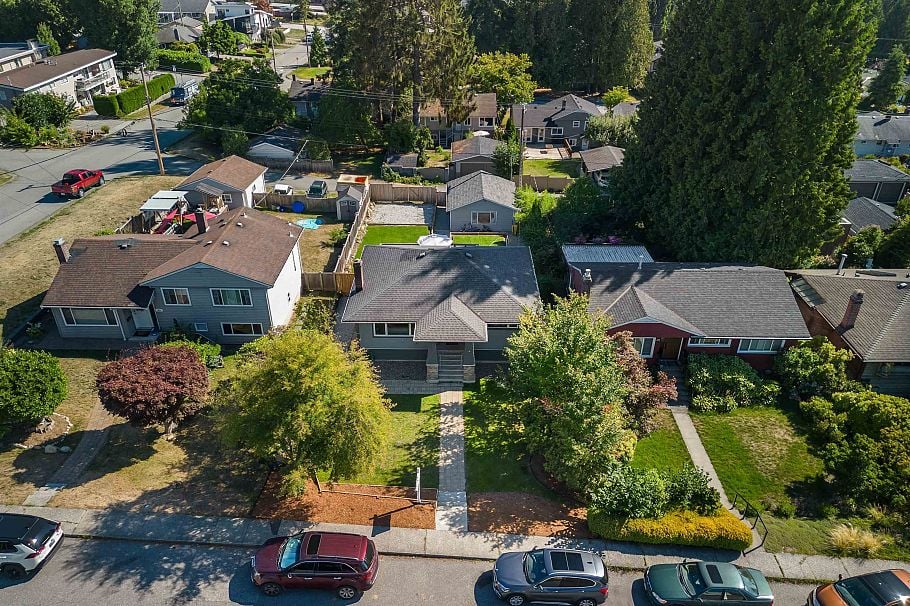 409 W 27th Street North Vancouver, BC - 4