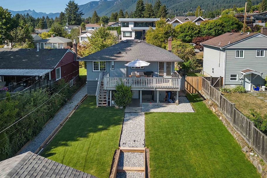 409 W 27th Street North Vancouver, BC - 2