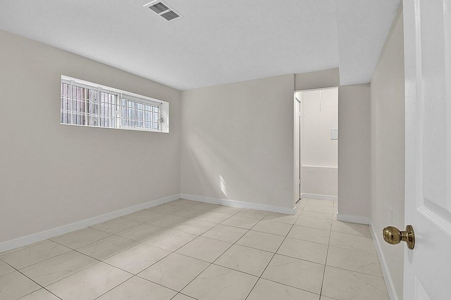 2216 E 41st Avenue Vancouver, BC - 8