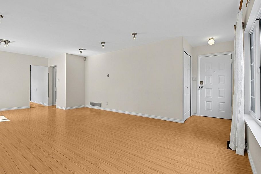 2216 E 41st Avenue Vancouver, BC - 12