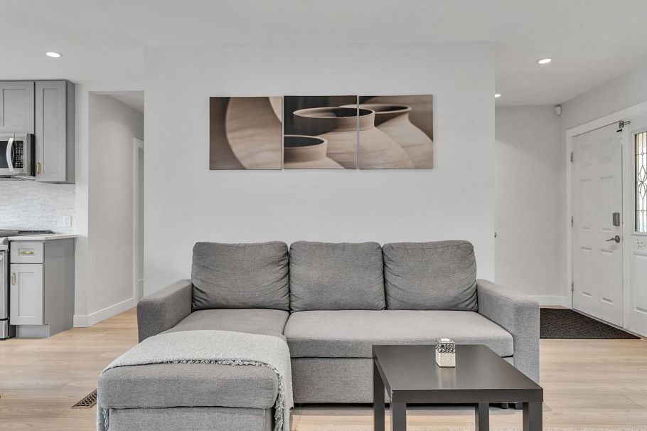 409 W 27th Street North Vancouver, BC - 14
