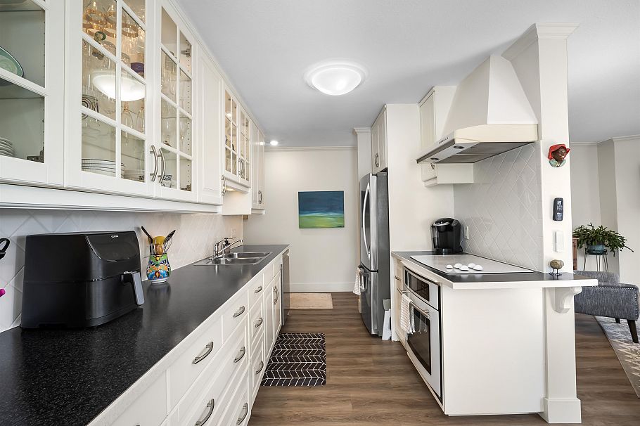 202 134 W 20th Street North Vancouver, BC - 17