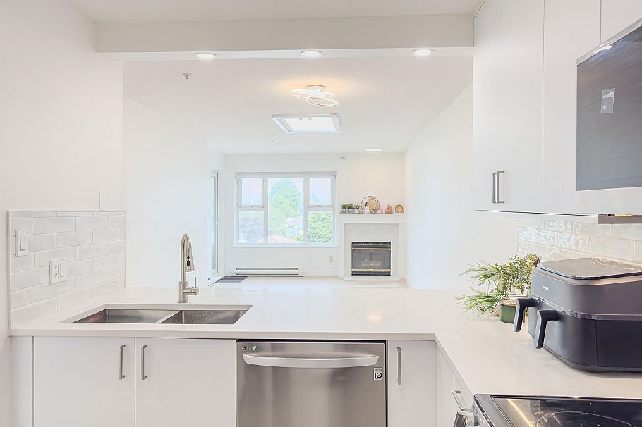 311 4893 Clarendon Street Vancouver, BC - 1