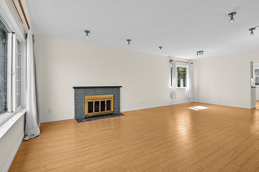 2216 E 41st Avenue Vancouver, BC - 14