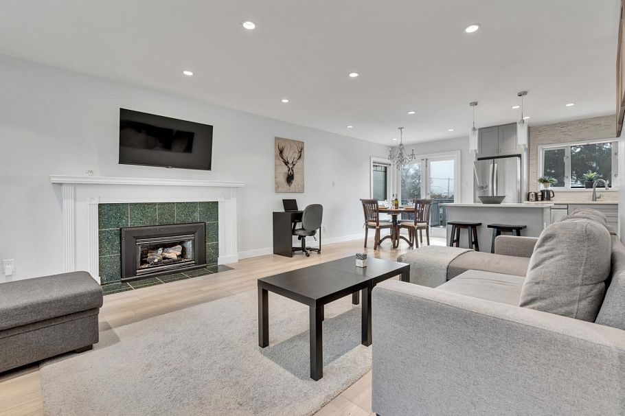 409 W 27th Street North Vancouver, BC - 10