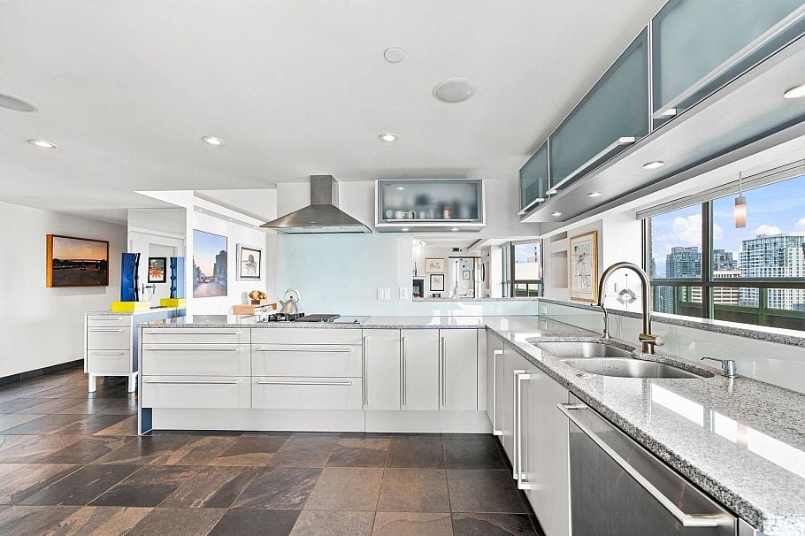 2301 909 Burrard Street Vancouver, BC - 13