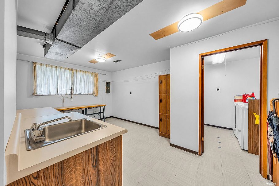 580 W 64th Avenue Vancouver, BC - 20