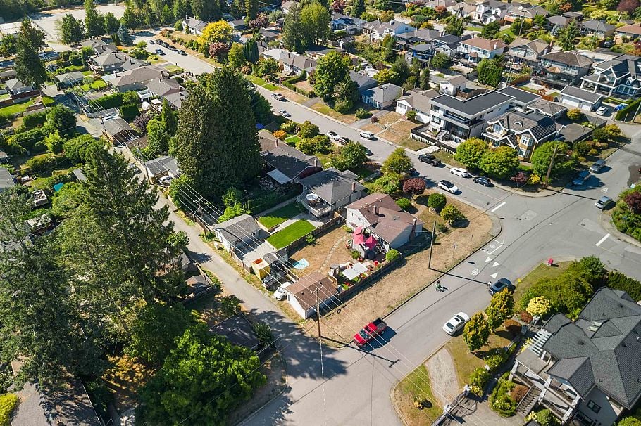 409 W 27th Street North Vancouver, BC - 3