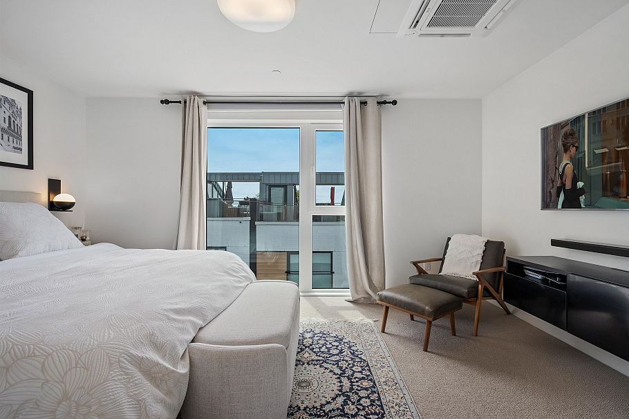 207 649 E 3 Street North Vancouver, BC - 21
