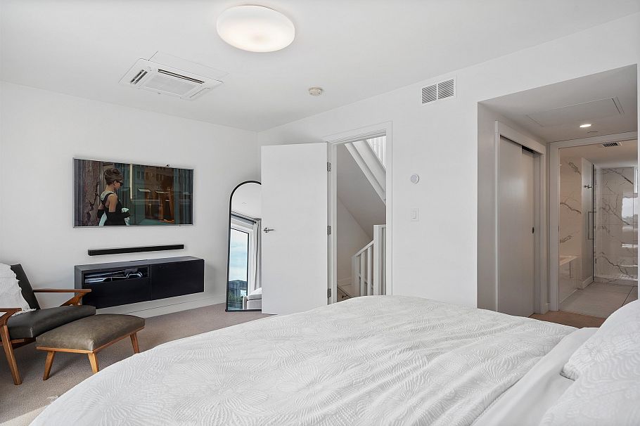 207 649 E 3 Street North Vancouver, BC - 24