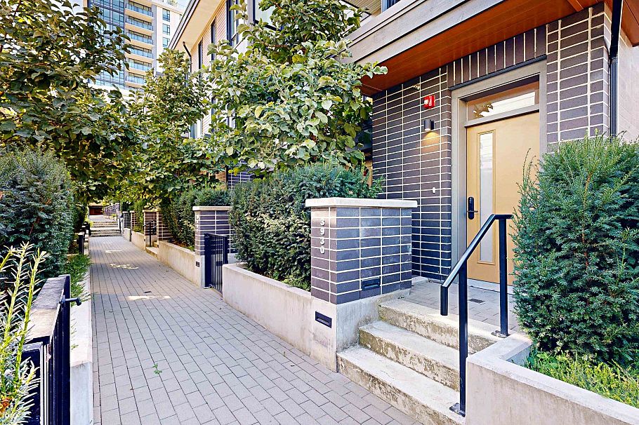 3930 Dumfries Street Vancouver, BC - 3