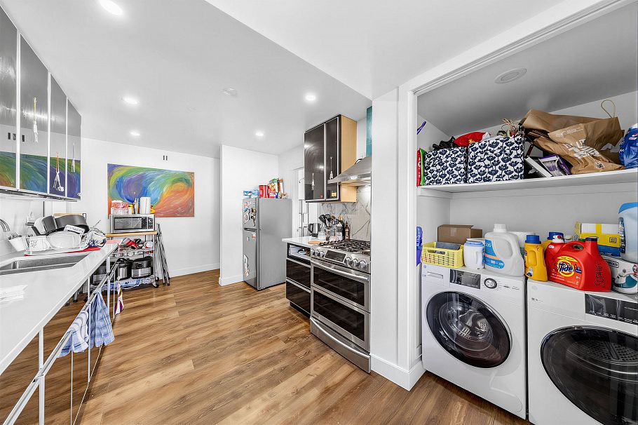 2079 W 46th Avenue Vancouver, BC - 11