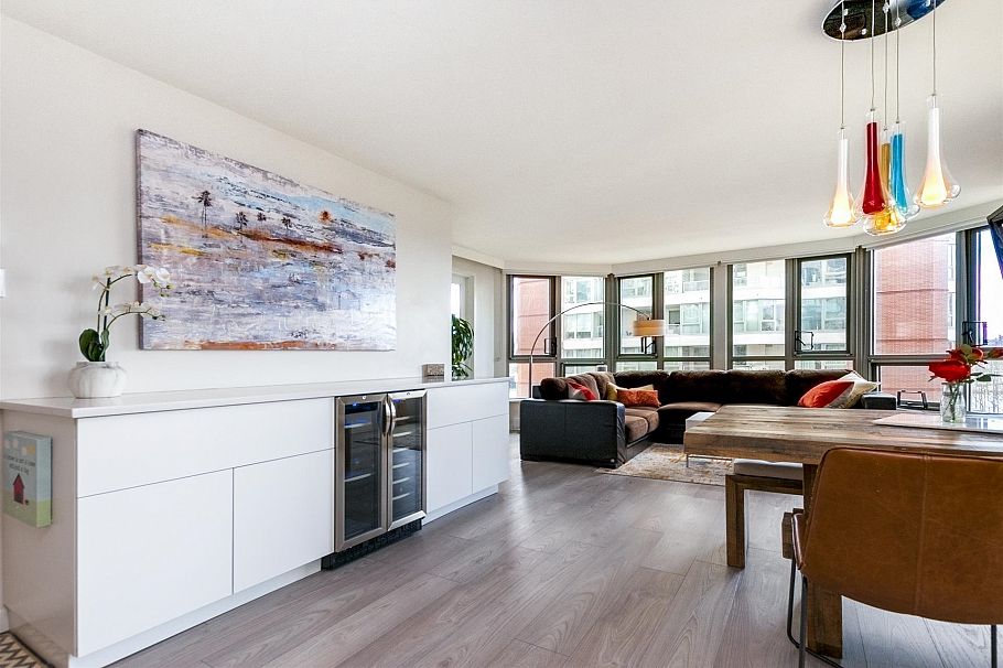 303 1625 Hornby Street Vancouver, BC - 3